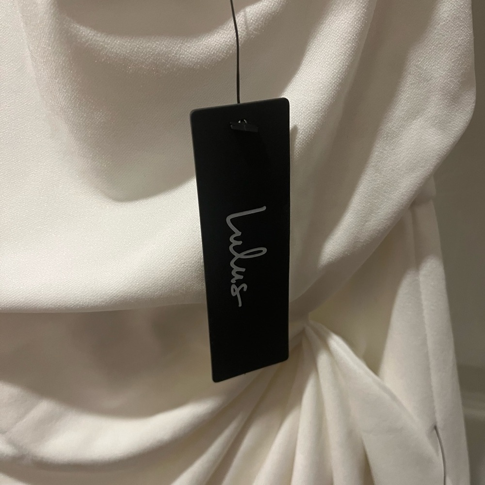 NWT Lulu’s white dress with slit. - Picture 5 of 8